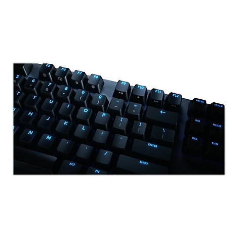 Nahaufnahme einer schwarzen Gaming-Tastatur mit blauer Hintergrundbeleuchtung. Verschiedene Funktionstasten und ein Ziffernblock sind zu sehen.