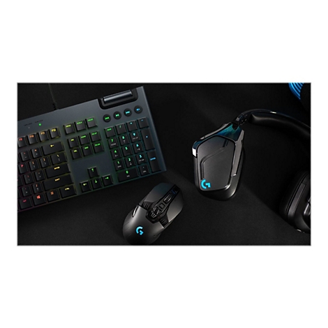 Dunkles Gaming-Set: Tastatur, Maus, Headset. Blaue und grüne Beleuchtung, schwarzer Hintergrund.