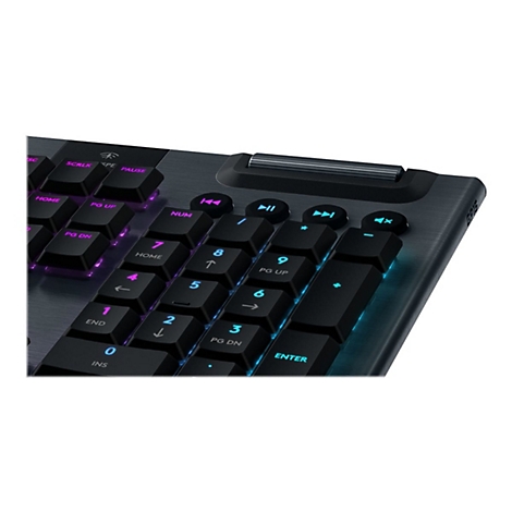 Detaillierte Nahaufnahme einer schwarzen Gaming-Tastatur mit beleuchteten Tasten und Mediensteuerung.
