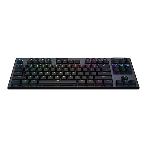 Schwarze Tastatur mit RGB-Beleuchtung auf weiÃŸem Hintergrund. Tasten mit unterschiedlichen Farben.