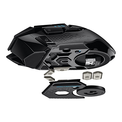 Unterseite einer schwarzen Logitech G502 Gaming-Maus mit geöffnetem Fach, USB-Empfänger und entnehmbaren Gewichten.