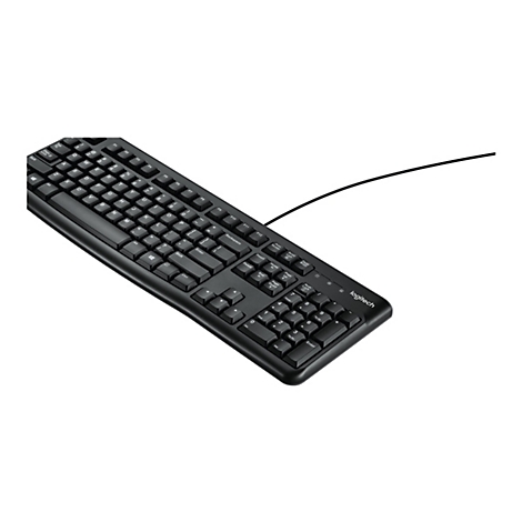 Schwarze kabelgebundene Logitech Tastatur in Perspektive vor weißem Hintergrund.