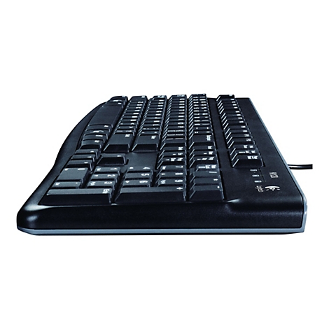 Seitliche Ansicht einer schwarzen Logitech K120 Tastatur mit Kabel vor weißem Hintergrund.