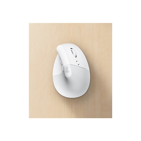 Souris ergonomique blanche sur fond en bois clair. Le logo Logitech est visible.