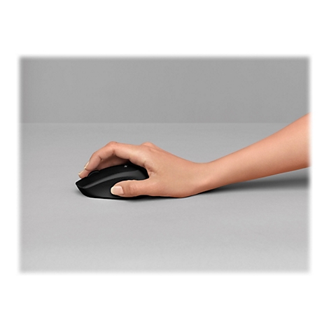 Une main utilisant une souris noire sur une table grise. Le bras est tendu.