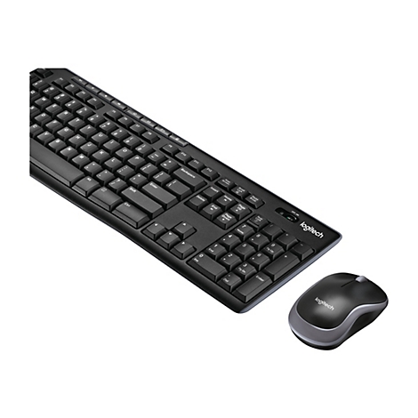 Schwarze Logitech-Tastatur und -Maus auf weißem Hintergrund. Die Tastatur hat eine vollständige Anordnung von Tasten und eine separate numerische Tastatur. Die Maus ist ergonomisch geformt.