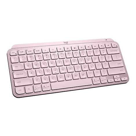 Hellrosa Logitech-Tastatur mit weißen Tasten auf weißem Hintergrund. Buchstaben und Sonderzeichen sind deutlich sichtbar.
