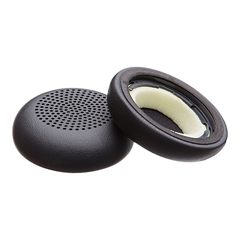 Zwei schwarze KopfhÃ¶rermuscheln, eine mit perforierter OberflÃ¤che. Die andere zeigt eine weiche, cremefarbene Polsterung.