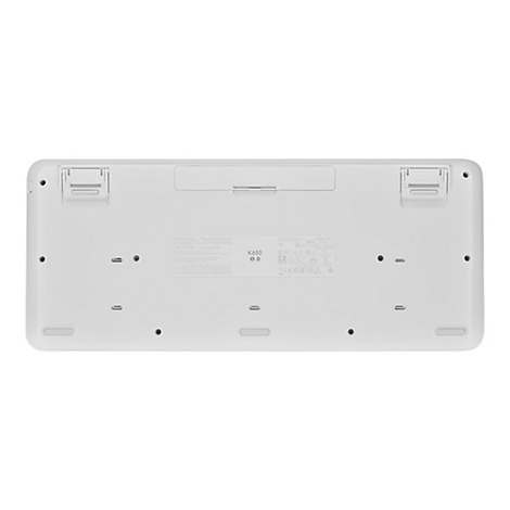 RÃ¼ckseite einer weiÃŸen Tastatur. Zwei KlappfÃ¼ÃŸe, diverse Schrauben und ein Batteriefach sind zu sehen.