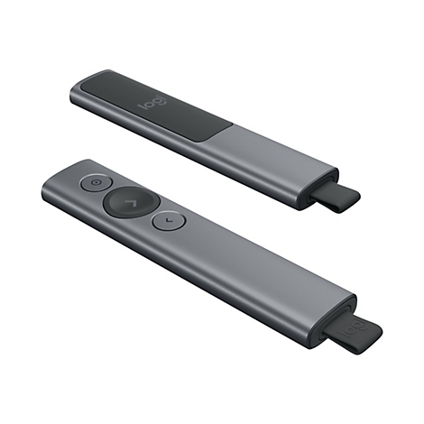 Zwei graue Logitech Präsentations-Fernbedienungen auf weißem Hintergrund. Eine zeigt Knöpfe, die andere den Logo-Schieber.