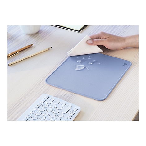 HÃ¤nde wischen blaue, quadratische Mousepad sauber, Wassertropfen sichtbar, Tastatur unten.