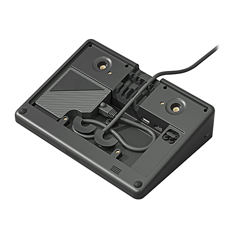 Draufsicht auf ein graues elektronisches Gerät mit Kabeln und Anschlüssen. Der Fokus liegt auf der Unterseite.