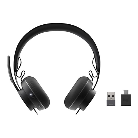 Schwarzes Headset mit USB-Adaptern. Links ist ein Mikrofonarm, rechts der Adapter mit Logo. Der Hintergrund ist weiß.