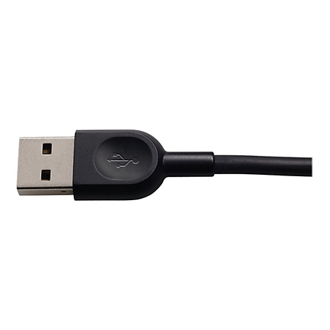 Nahaufnahme eines schwarzen USB-Kabels, Stecker mit USB-Symbol auf weißem Hintergrund.