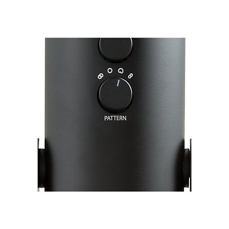 Nahaufnahme eines schwarzen Mikrofons. Ein Drehregler mit der Aufschrift 'PATTERN' ist zu sehen. Darüber befinden sich weitere Knöpfe und Symbole.