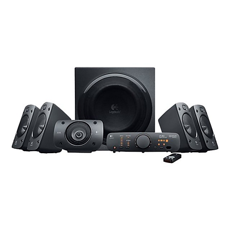 Schwarzes Lautsprecher-Set von Logitech. Ein Subwoofer, fünf Satelliten-Lautsprecher, ein Steuergerät und eine Fernbedienung.