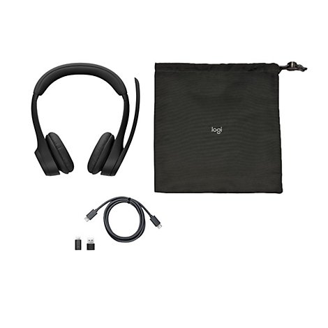 Schwarzes Headset mit Mikrofon, Aufbewahrungstasche und Ladekabel auf weißem Hintergrund.
