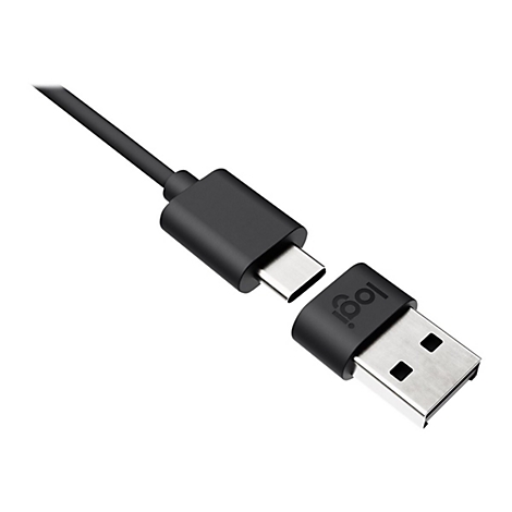 Un cÃ¢ble USB noir, sÃ©parÃ© pour montrer les connecteurs USB-C et USB-A. Le logo Logi est visible sur le connecteur USB-A.