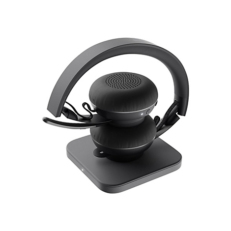 Schwarzes Headset mit Mikrofonarm auf einer quadratischen Ladestation vor weißem Hintergrund.