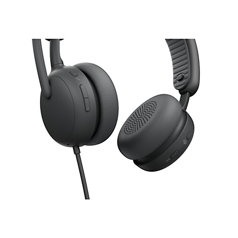 Gros plan d'un casque gris foncé. Des détails tels que les boutons et les écouteurs sont reconnaissables.