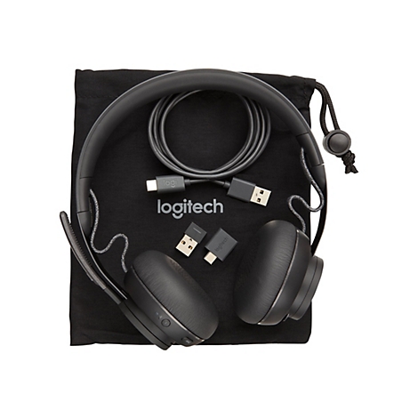 Schwarzes Logitech-Headset mit Kabeln, Etui und Zubehör auf weißem Grund.