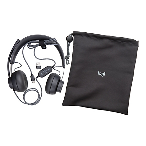 Schwarzes Headset mit grauem Kabel, einem USB-Adapter und einer Aufbewahrungstasche mit "logi"-Logo. Hintergrund weiß.