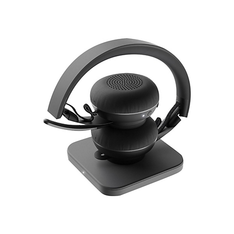 Schwarzes Headset auf Ladestation. Das Mikrofon ist mittig angebracht und die Ohrmuscheln sind rund.