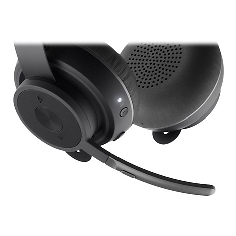 Gros plan d'un casque noir avec microphone. Des boutons et une petite lumiÃ¨re sont visibles.