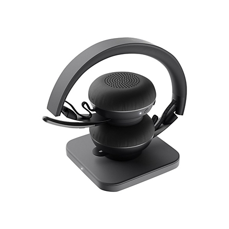 Casque noir avec socle de chargement, gros plan sur fond blanc.