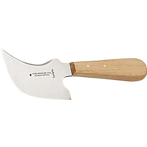 Een gebogen mes met houten handvat en metalen lemmet. Op het lemmet staat "Titel Carla" en andere tekst.