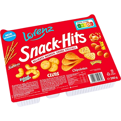 Rote Snack-Hits-Verpackung mit verschiedenen Knabbereien wie Chips, Erdnusslocken und Salzstangen. Aufschrift: "Snack-Hits, Beliebte Marken, Große Vielfalt".