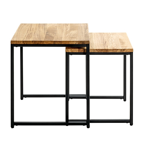 Deux tables d'appoint carrées en bois avec des cadres en métal noir. La petite table est sous la plus grande.