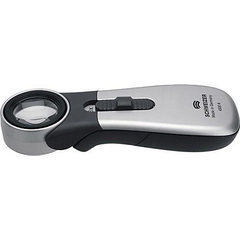 Une loupe argentée et noire avec un curseur noir. L'appareil indique "SCHWEIZER Made in Germany".