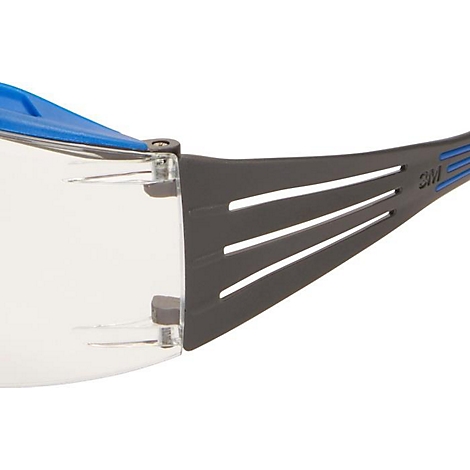 Gros plan sur des lunettes de sécurité avec monture grise, lentille transparente et accent bleu.