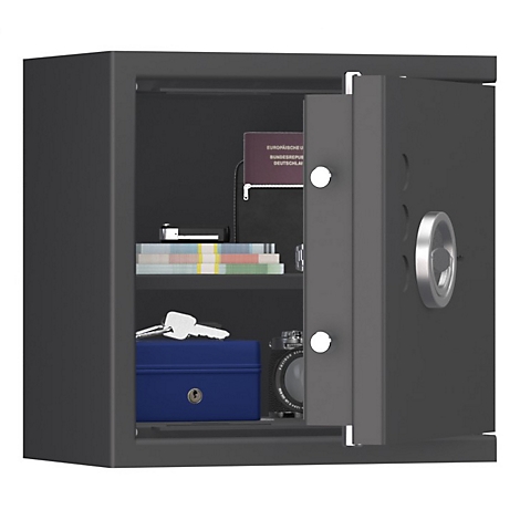 Grijze kluis met open deur. Binnenin: paspoorten, sleutels, blauwe doos en andere items.