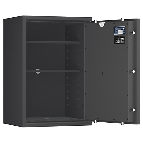 Een zwarte kluis met de deur open, die de binnenkant met planken laat zien. Er staan labels aan de binnenkant van de deur.