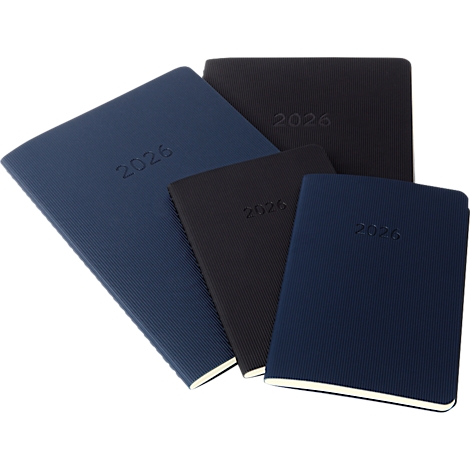 Verschillende notitieboekjes, blauw en zwart, met de opdruk '2026'.
