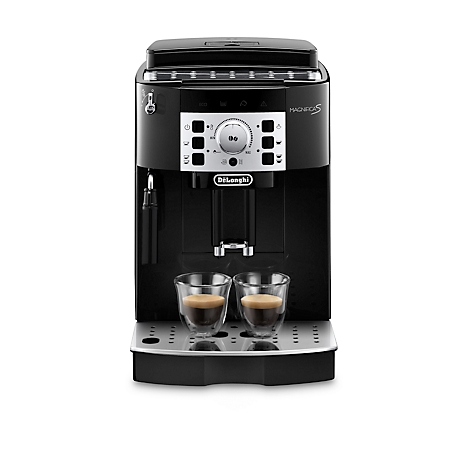 Machine à café noire avec deux verres à expresso sur l'étagère. L'écran indique "Magnifica S".