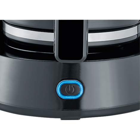 Gros plan sur une machine de cuisine noire. Un bouton d'alimentation bordé de bleu se démarque.