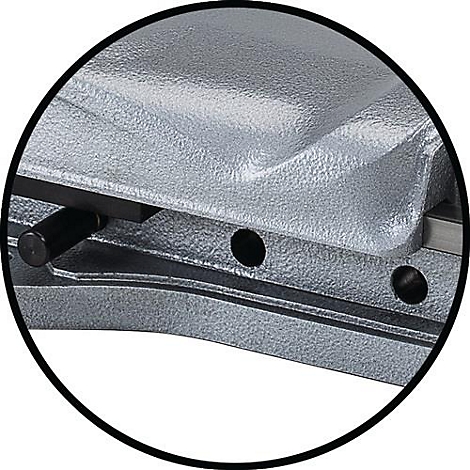 Close-up van een zilveren perforator. Een zwarte hendel bevindt zich aan de linkerkant.