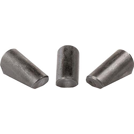 Trois coins métalliques à différents angles sur fond blanc. Les coins sont cylindriques avec un côté biseauté.