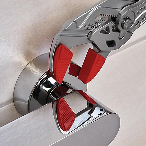 Pince avec des mâchoires rouges saisissant une poignée de porte brillante.