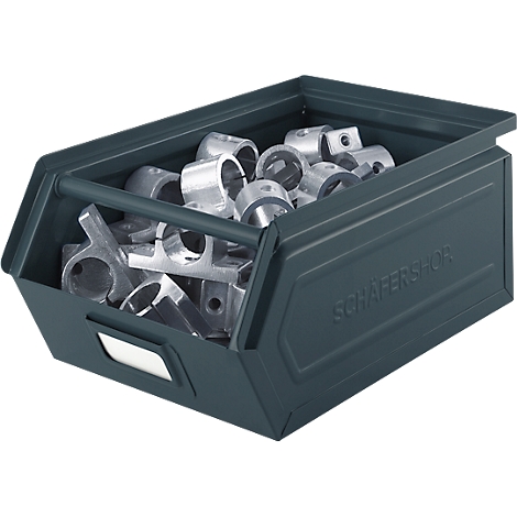 Groene opbergdoos gevuld met zilveren metalen onderdelen, met handvat. Opschrift: SCHÄFERSHOP.