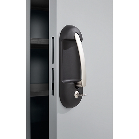 Nahaufnahme eines grauen Schrankgriffs mit silbernem Hebel und Schlüssel. Die linke Schrankseite ist leicht geöffnet.