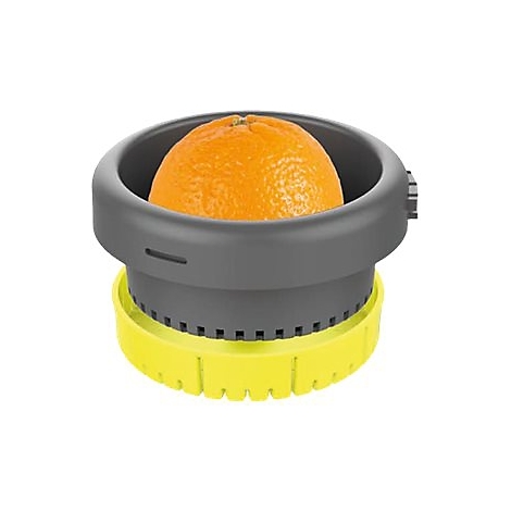 Eine frische Orange liegt in einer grauen Schneidehilfe, die auf einem gelben Sockel steht.