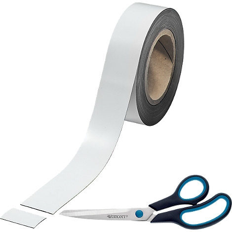Eine Rolle selbstklebenden Magnetbands mit einer Schere, die das Band schneidet. Ein kleines Rechteck des Bandes liegt daneben.