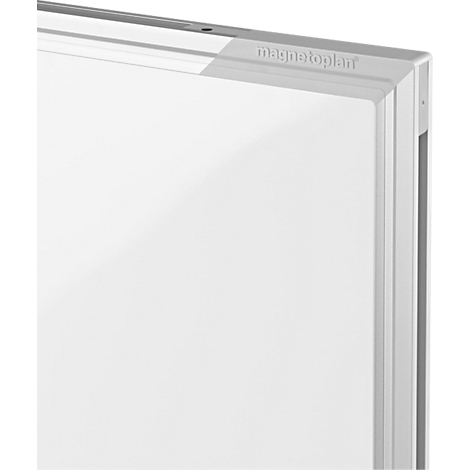 Detailaufnahme einer weißen Whiteboard-Ecke mit dem dezent geprägten Markennamen magnetoplan.