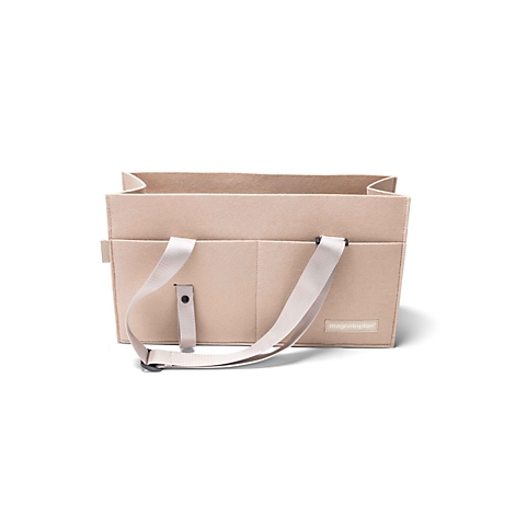 Sac de rangement en feutre beige avec poignées et poches extérieures sur fond blanc.