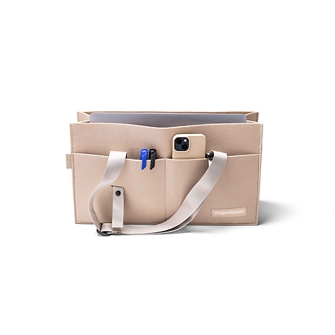 Beige vilten organisertas met pennen, telefoon en laptop tegen een witte achtergrond.