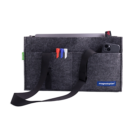 Donkergrijze vilten tas met zwarte draagriemen, gevuld met pennen, laptop en smartphone, bedrijfslogo Magnetoplan.